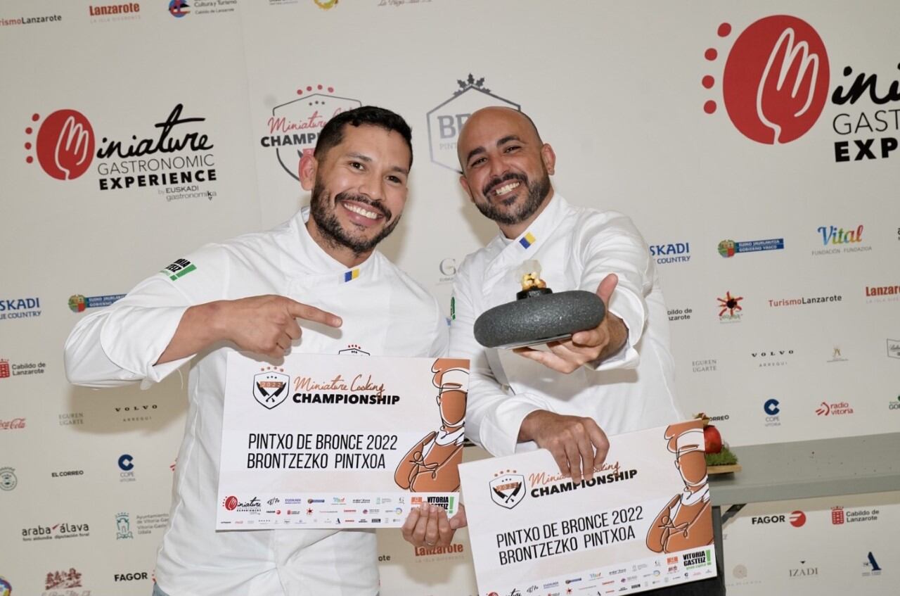 El equipo de Lanzarote con su galardón.