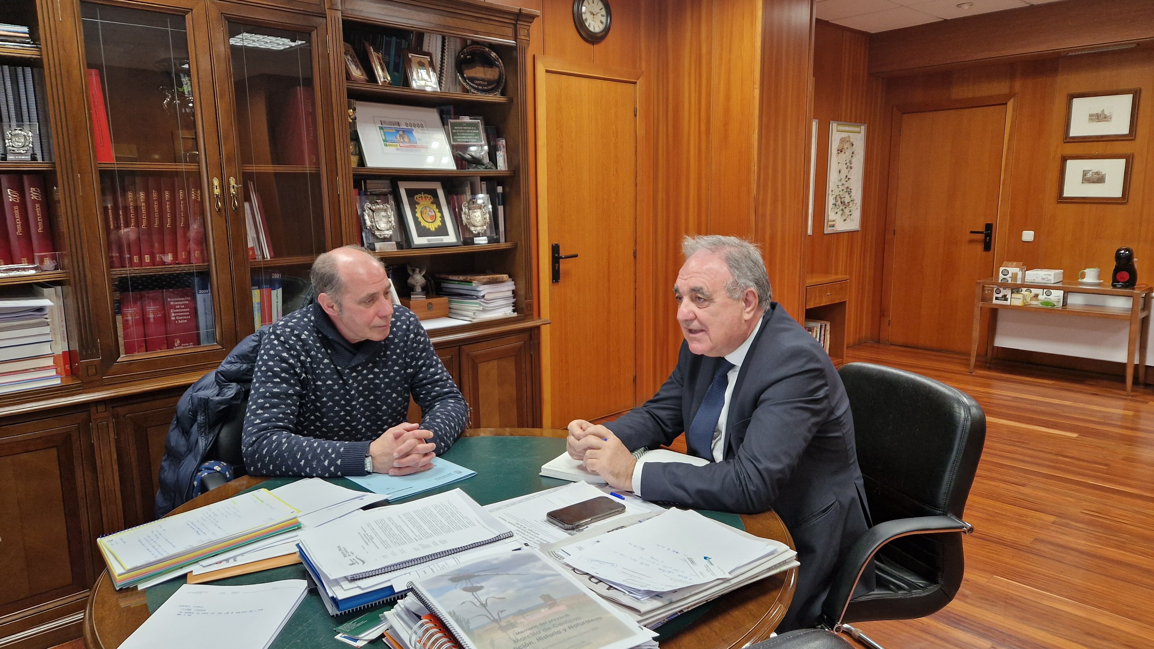 El delegado territorial, José Antonio Rubio, ha mantenido una reunión con el alcalde de Antigüedad, Luis Fernando Cantero