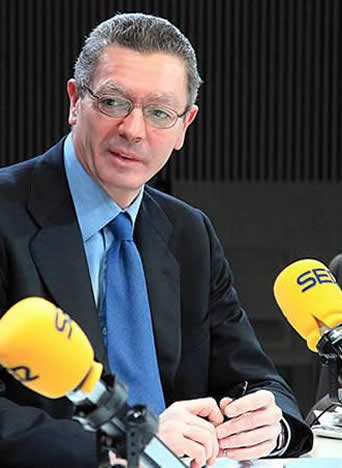 Alberto Ruiz-Gallardón, durante una entrevista en los estudios de la Cadena SER