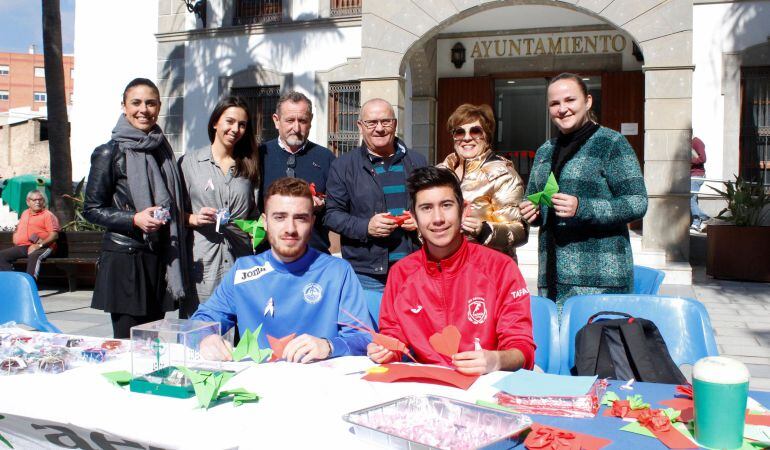 Mesa instalada en Adra con fines solidarios.