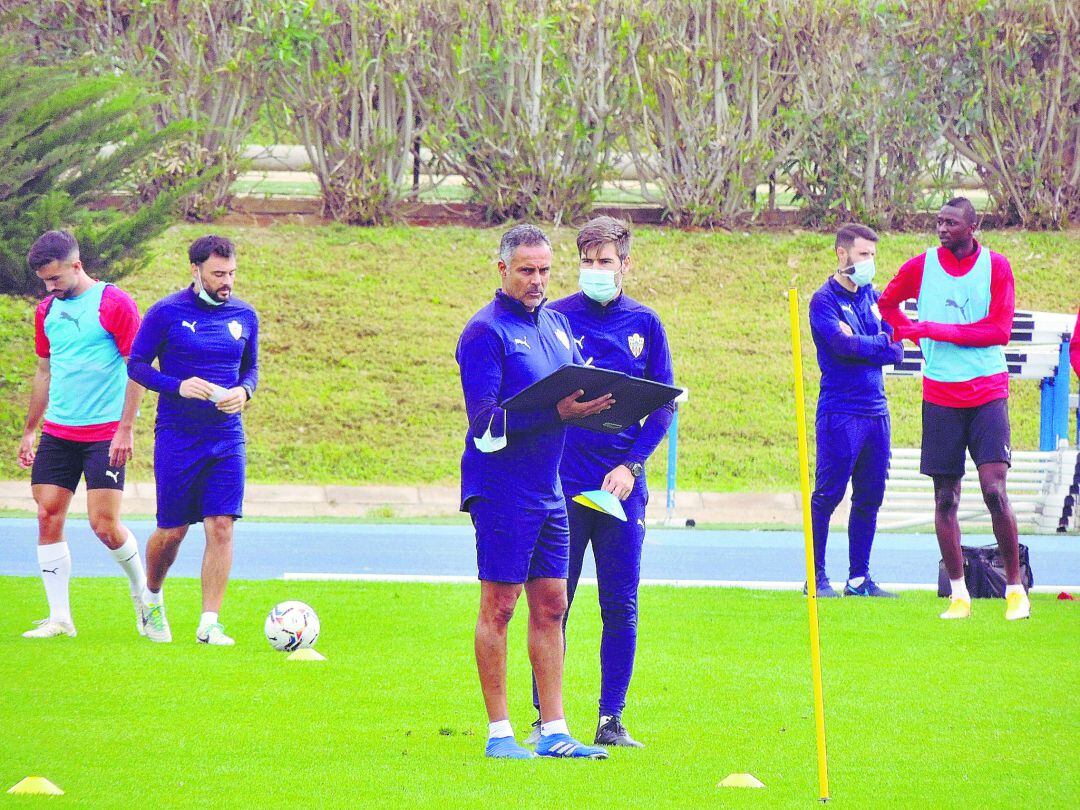 José Gomes tomando apuntes en el entrenamiento.