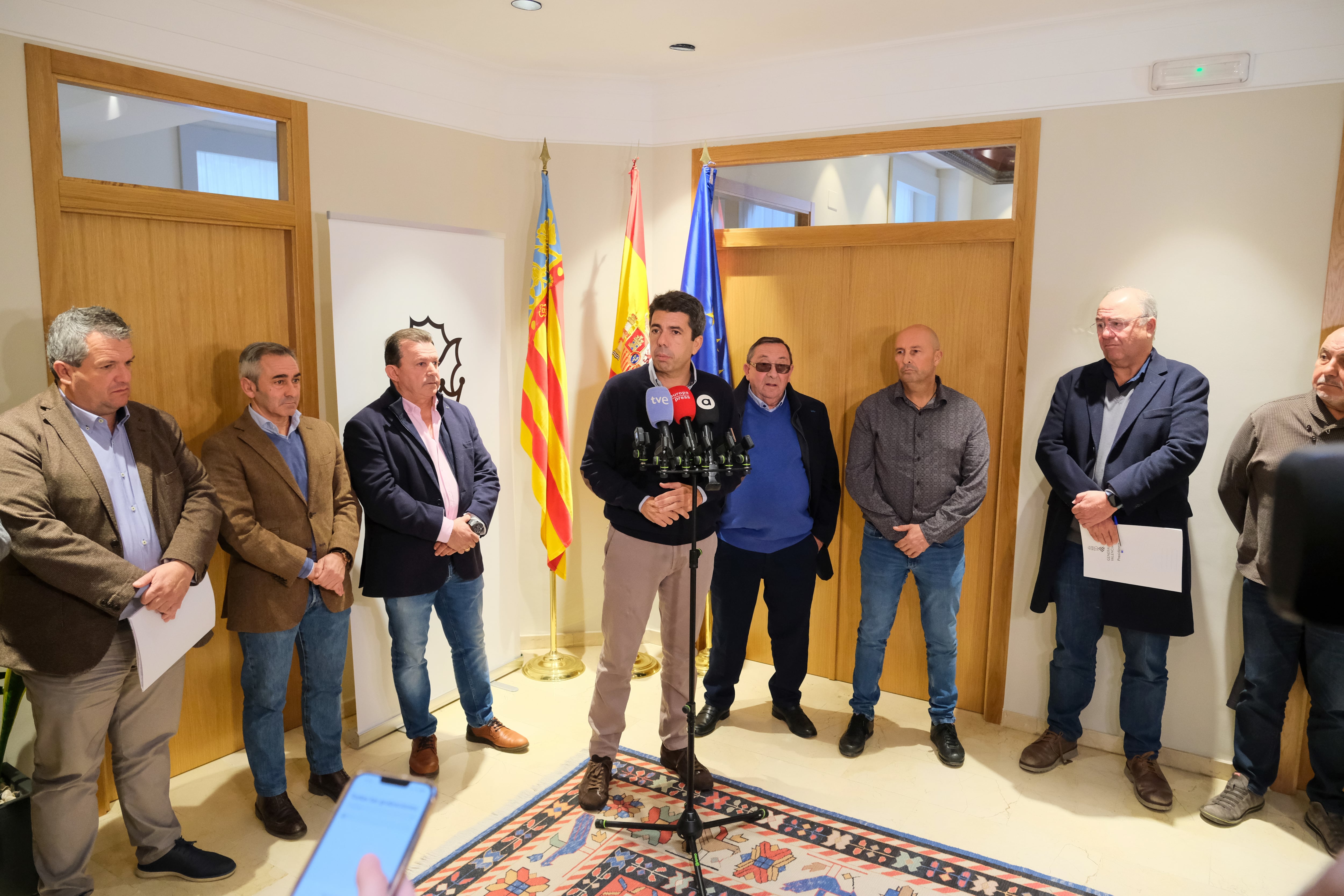 ALICANTE, 14/12/2024.- El presidente de la Comunidad Valenciana, Carlos Mazón, realiza declaraciones en La Casa de las Brujas de Alicante tras una reunión con representantes de cofradías de pescadores. EFE/Pablo Miranzo
