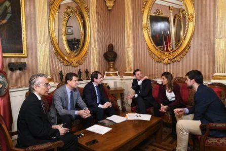 Reunión entre el presidente de la Junta y el alcalde en el despacho del primer edil