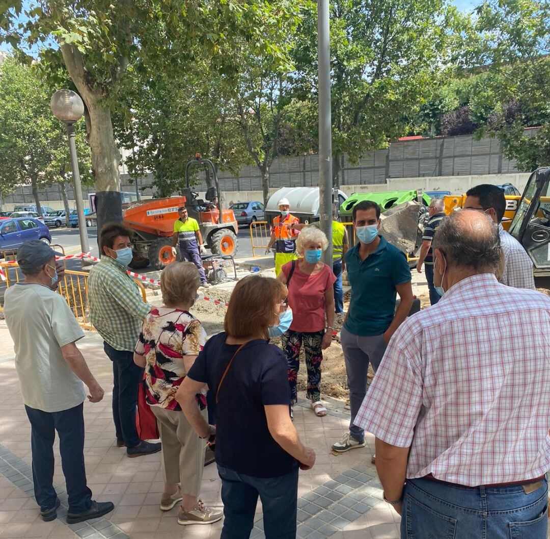 Concejales del PP junto con vecinos de una de las zonas en obras en la avenida de la Constitución