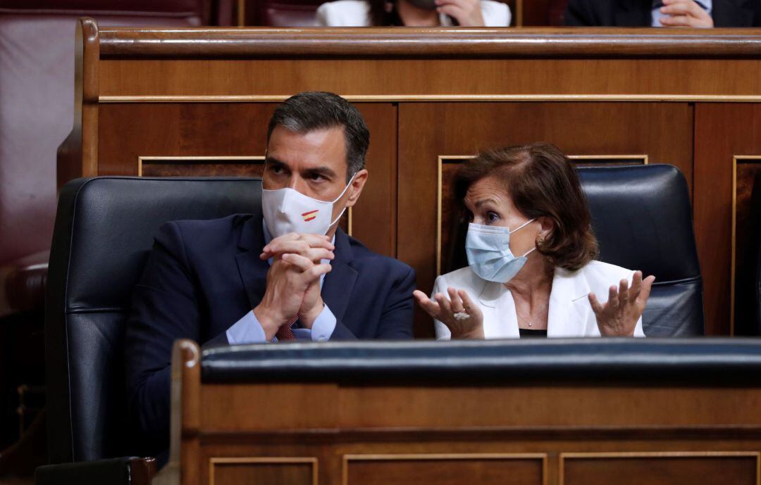 El presidente del Gobierno, Pedro Sánchez y la vicepresidenta primera, Carmen Calvo, durante el pleno del Congreso de este miércoles ante el que comparece el jefe del Ejecutivo para informar sobre los resultados del último Consejo Europeo en el que se negoció el reparto de fondos para la crisis generada por la pandemia.