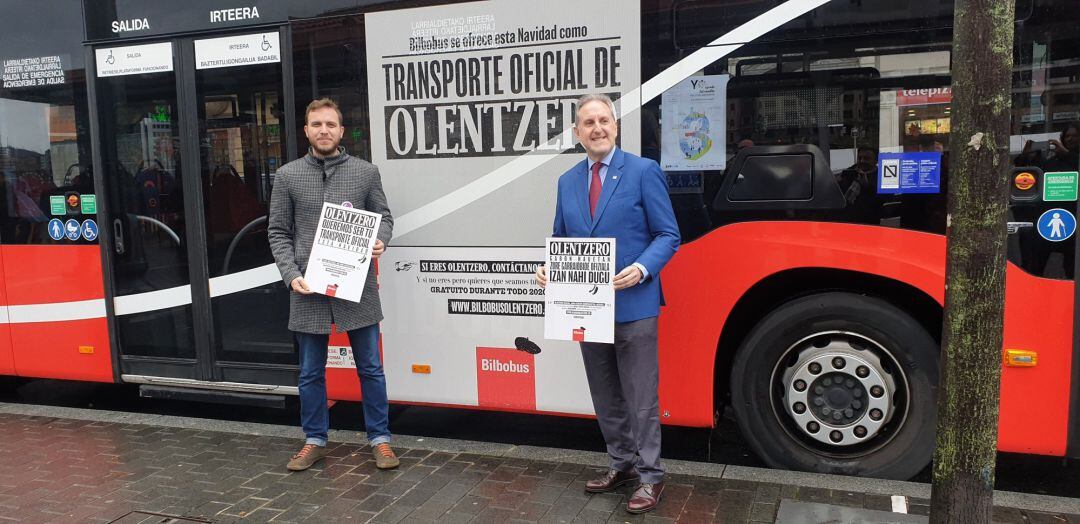 El concejal de Movilidad y Sostenibilidad del Ayuntamiento de Bilbao, Alfonso Gil, y el delegado adjunto, Álvaro Perez, en la presentación de la campaña  de Navidad 2019 de Bilbobus.