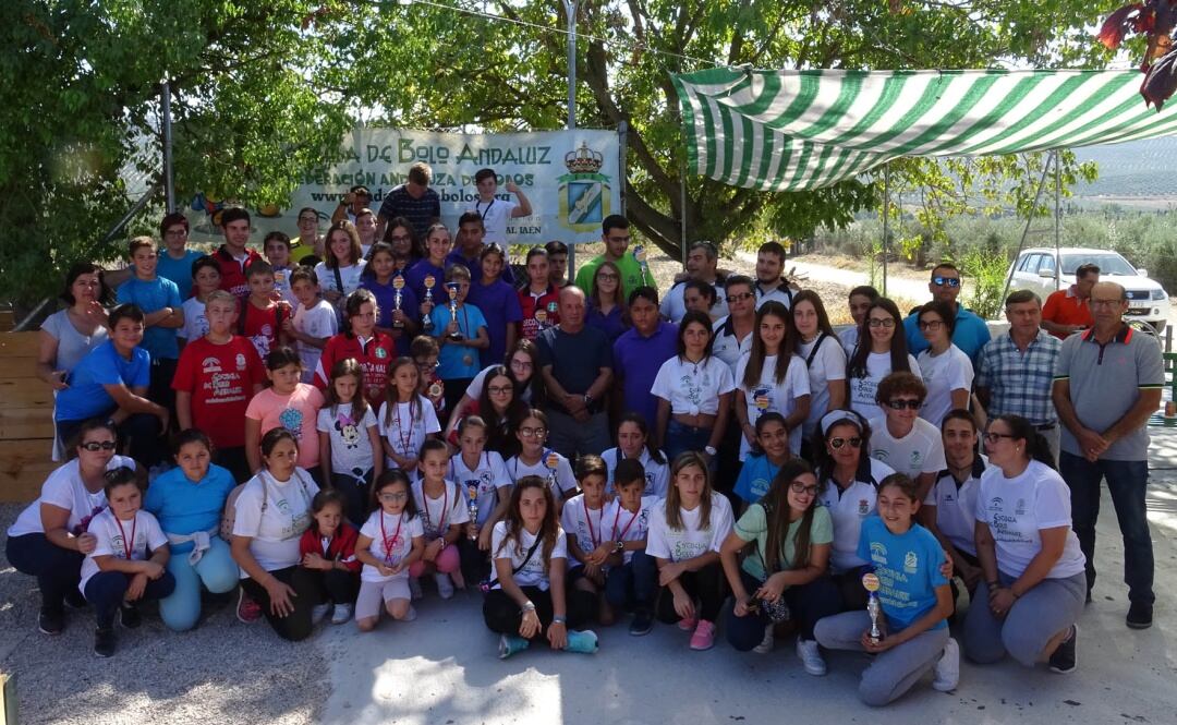 Deportistas participantes en el Torneo, junto a varios jueces, representante municipal y de los clubes