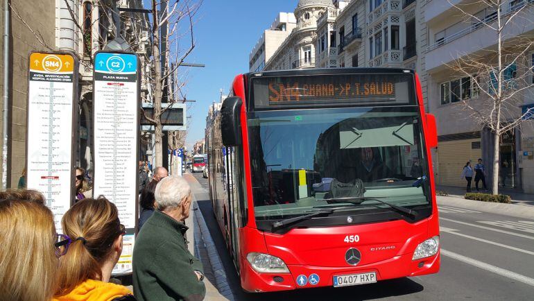 Un autobús de la línea SN4 pasando este lunes por la Gran Vía de Granada