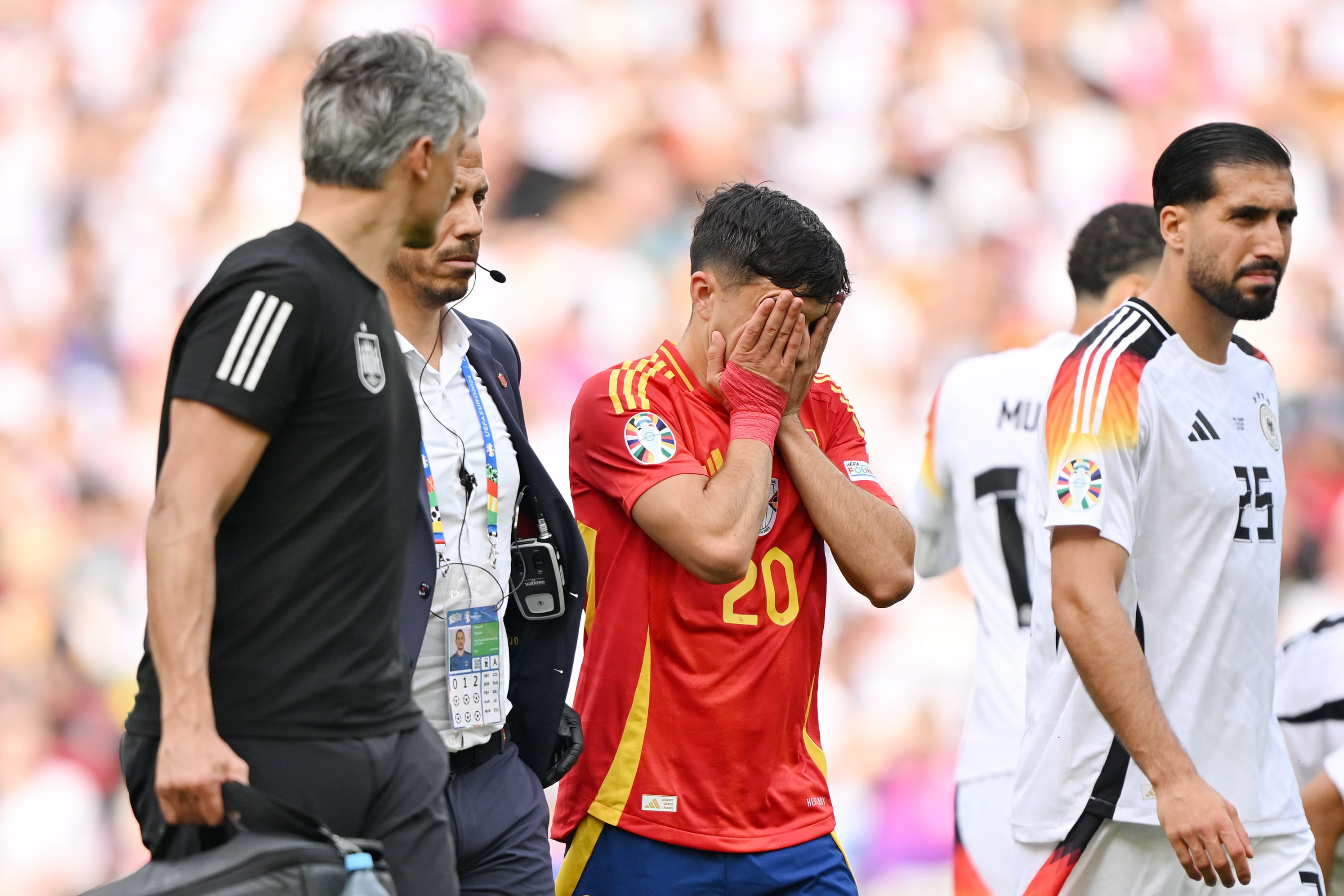 Pedri se lamenta mientras sale del campo lesionado durante los cuartos de final de la Eurocopa 2024