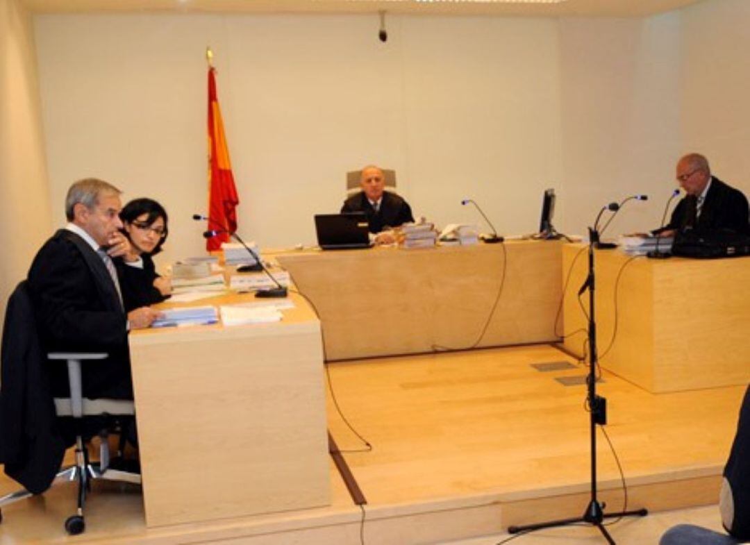 Els jutjats de Maó han vist el cas d'un home que hauria abusat de les seves filles besones d'onze anys.