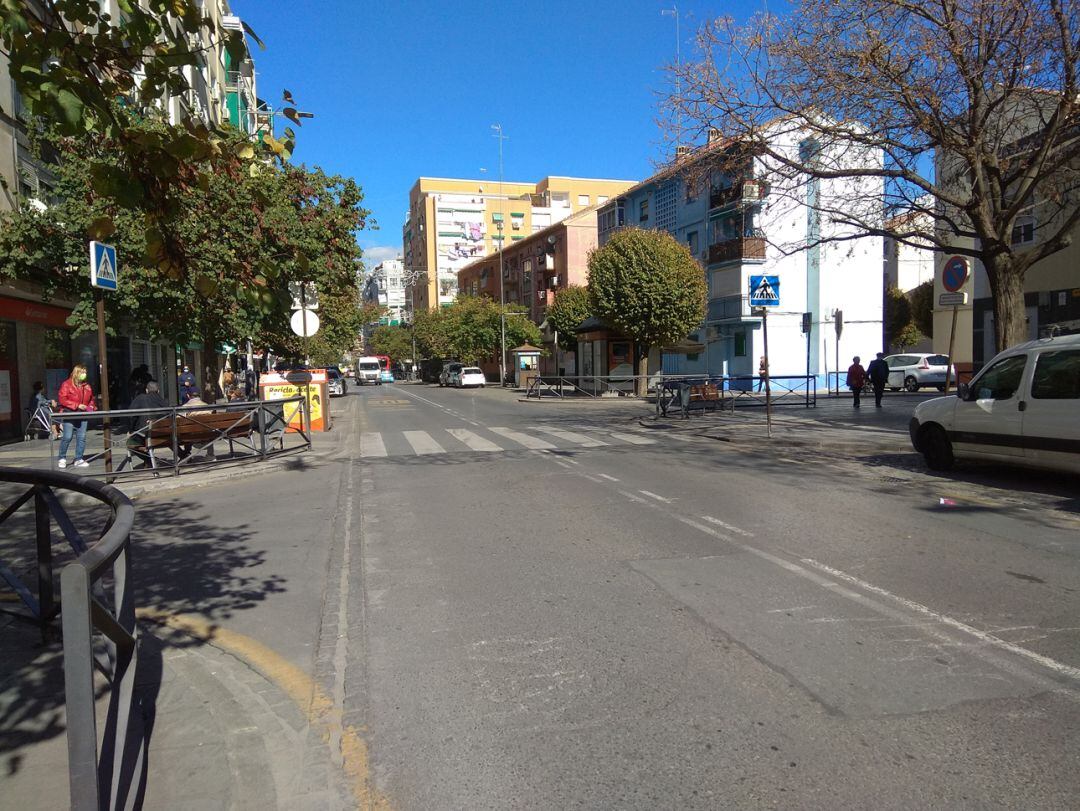 La avenida de Dílar, la calle principal del barrio más poblado de la ciudad de Granada, el Zaidín, con poco tráfico y poca actividad por las restricciones de la covid-19 este mes de noviembre de 2020