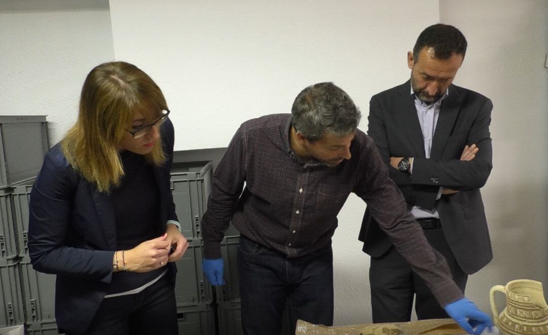 Carlos González y Patricia Maciá junto al director de Museos de Elche.