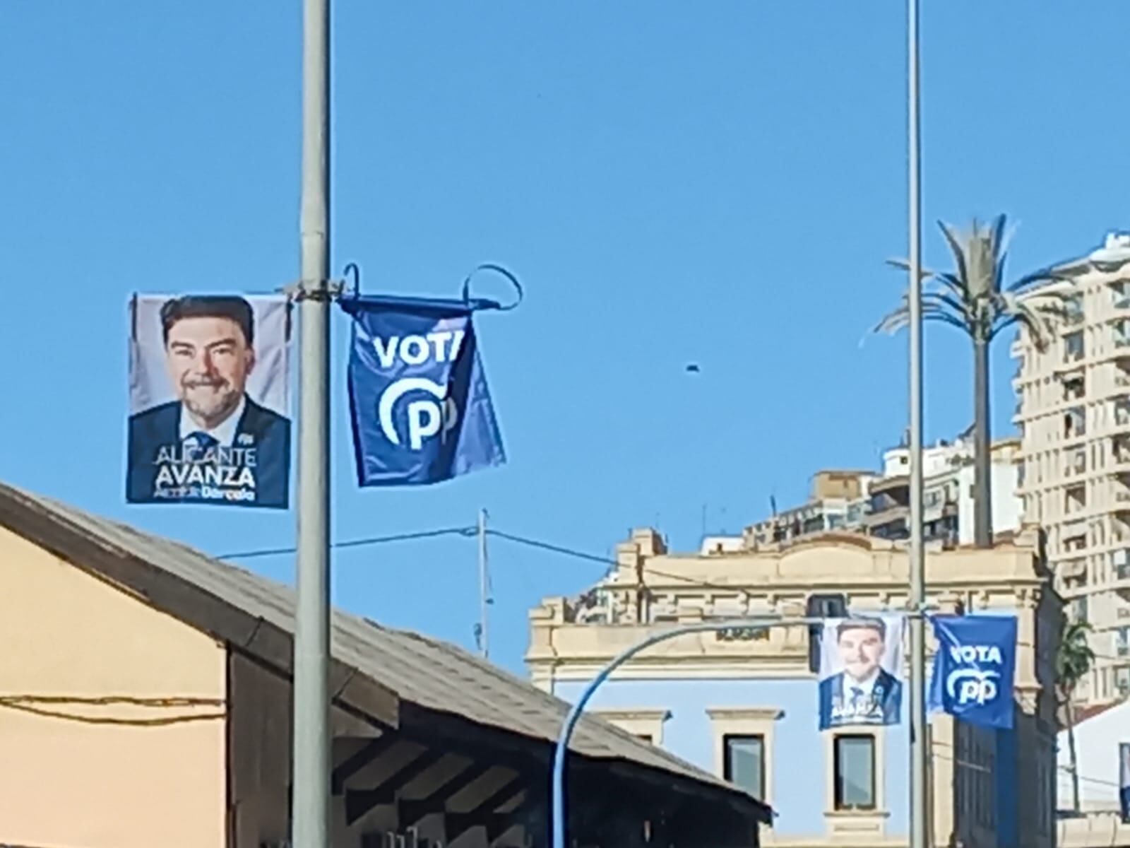 Banderola electoral del PP en una calle de Alicante y que el PSPV ha denunciado ante la JEZ