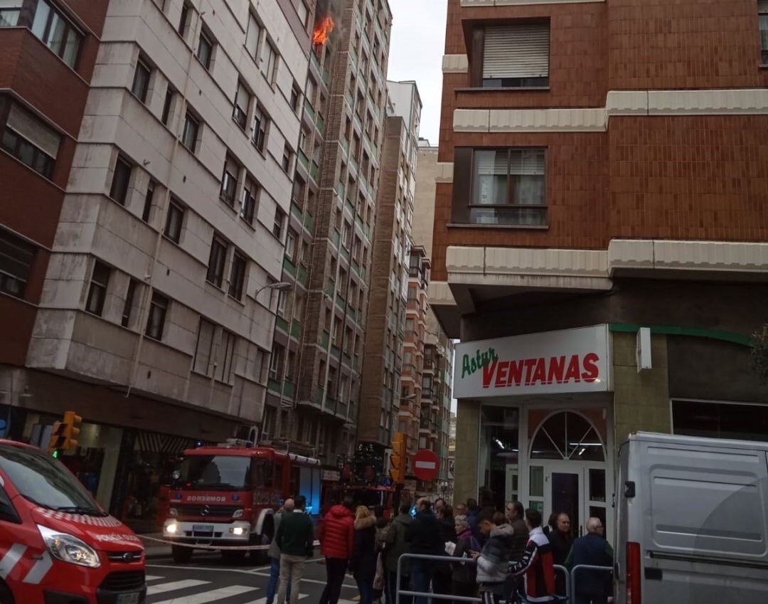 Llamas producidas en el incendio de la vivienda.