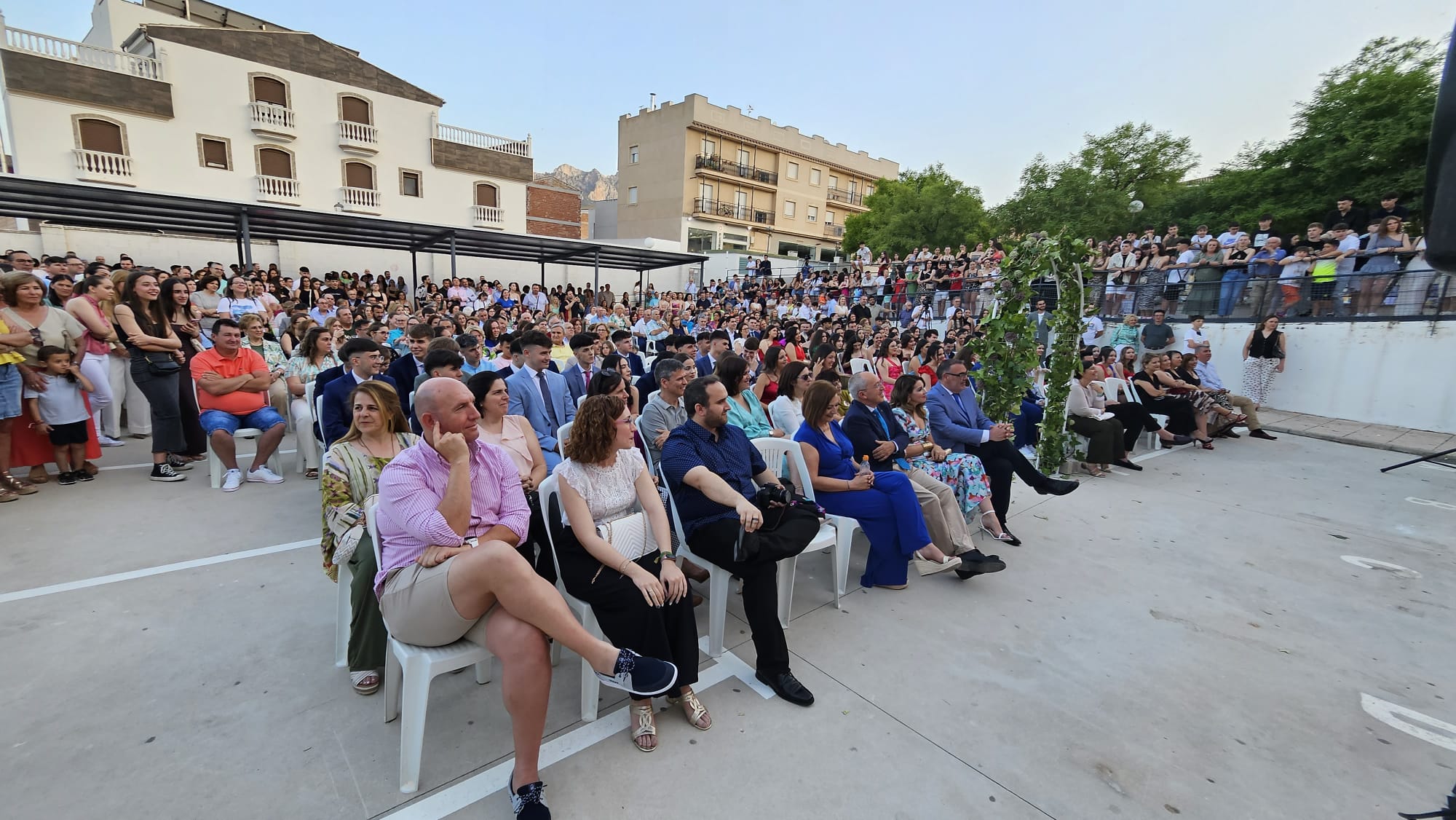 Aspecto que presentaba el patio del IES, con el público asistente