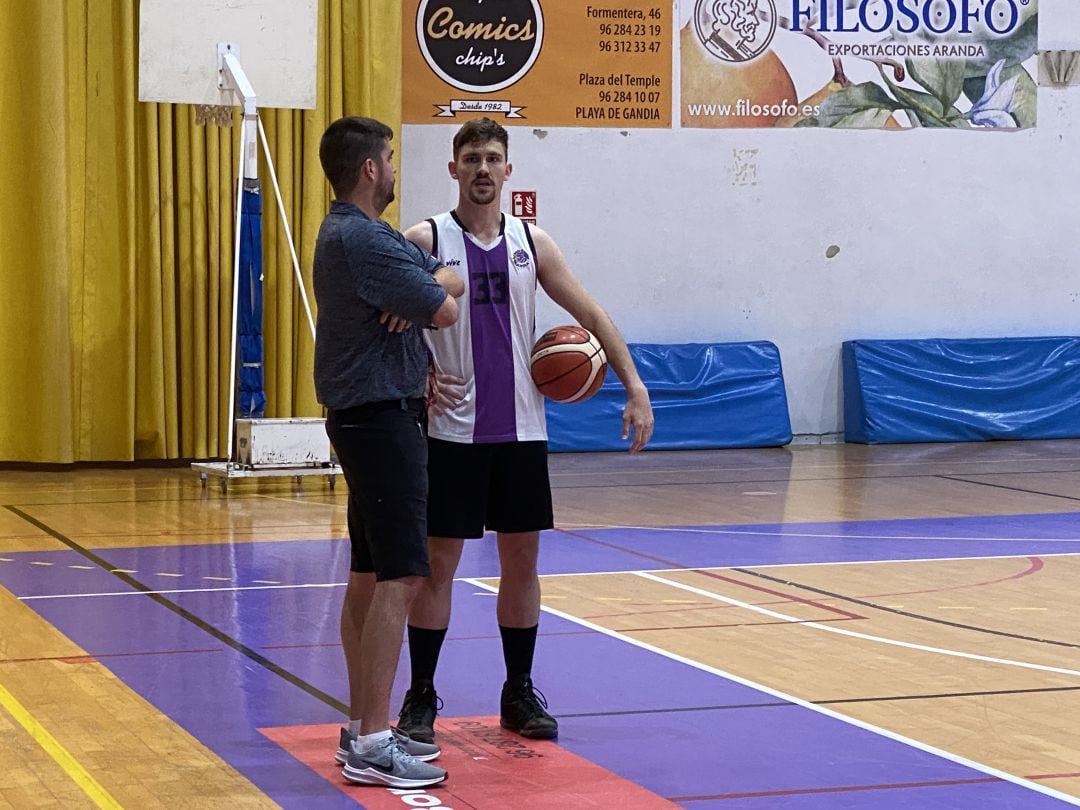 Alan Kleinjan junto a Alejandro Mesa en el primer entrenamiento 