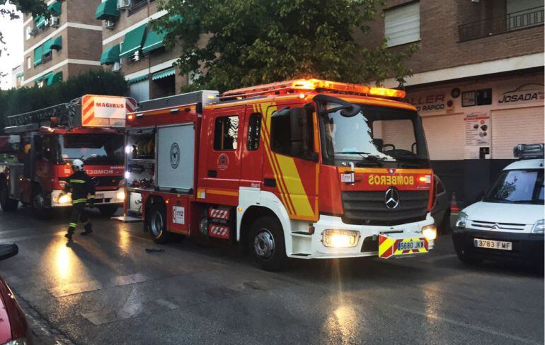 Bomberos de Granada, durante la actuación en el incendio