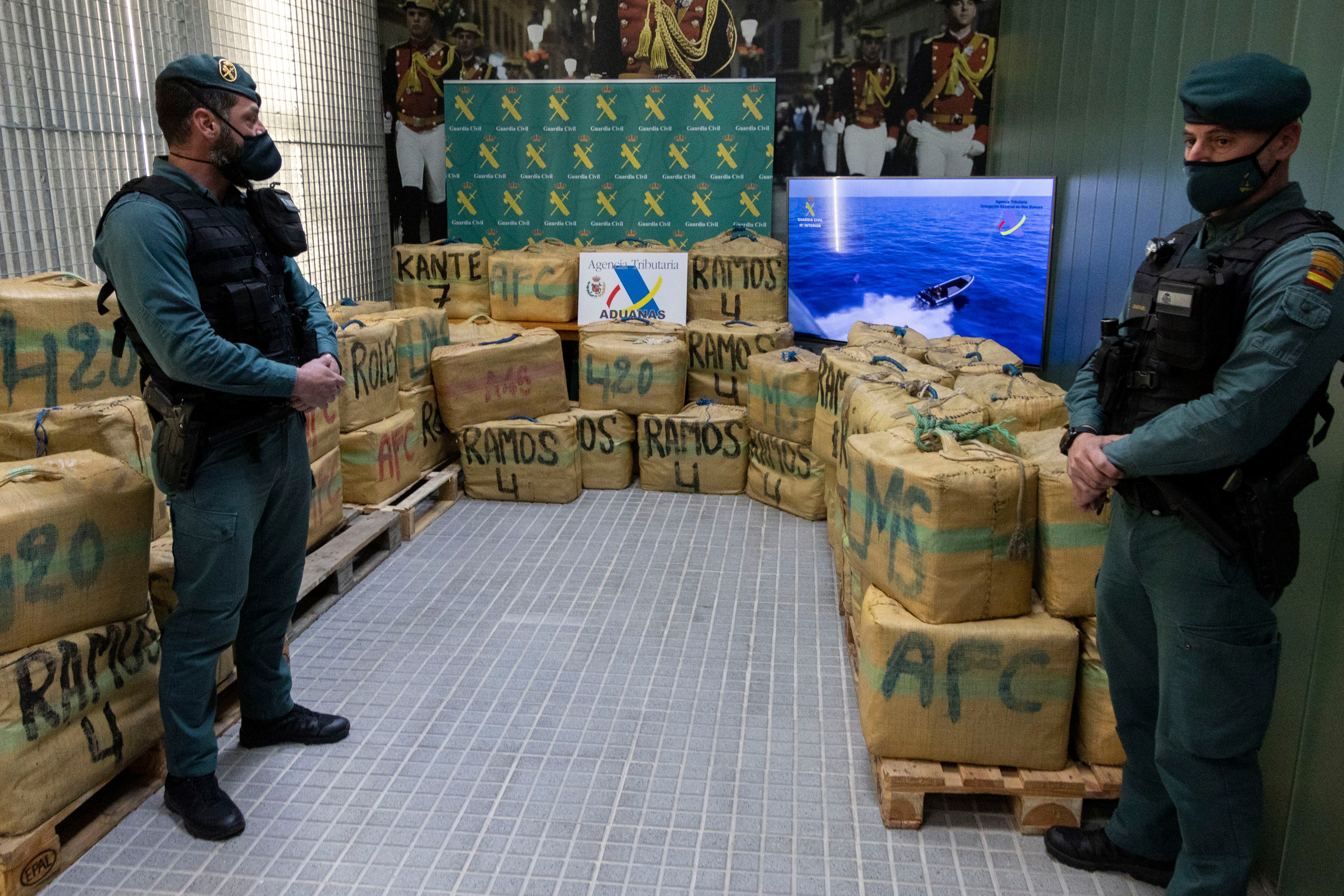 PALMA DE MALLORCA, 04/03/2022.- Exposición de 67 fardos de hachís de un total de 2240 kilos , en la comandancia de La Guardia Civil en Palma de Mallorca. La Guardia Civil y Vigilancia Aduanera han detenido a 14 personas y incautado la droga durante un desembarco en la madrugada de ayer en Cala Mastella en la localidad de Santa Eulalia en la isla de Ibiza. EFE/Cati Cladera
