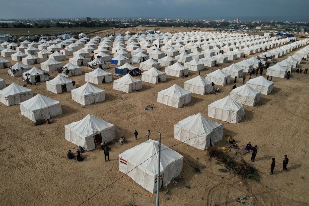 Vista general del campo de refugiados de Khan Yunis, construido por Egipto y la Media Luna Roja.