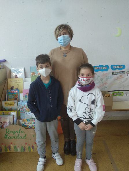 Manuel y Silvia del colegio Dr. Fleming, acompañados de su profesora Rosalía Ruíz, coordinadora de igualde del centro