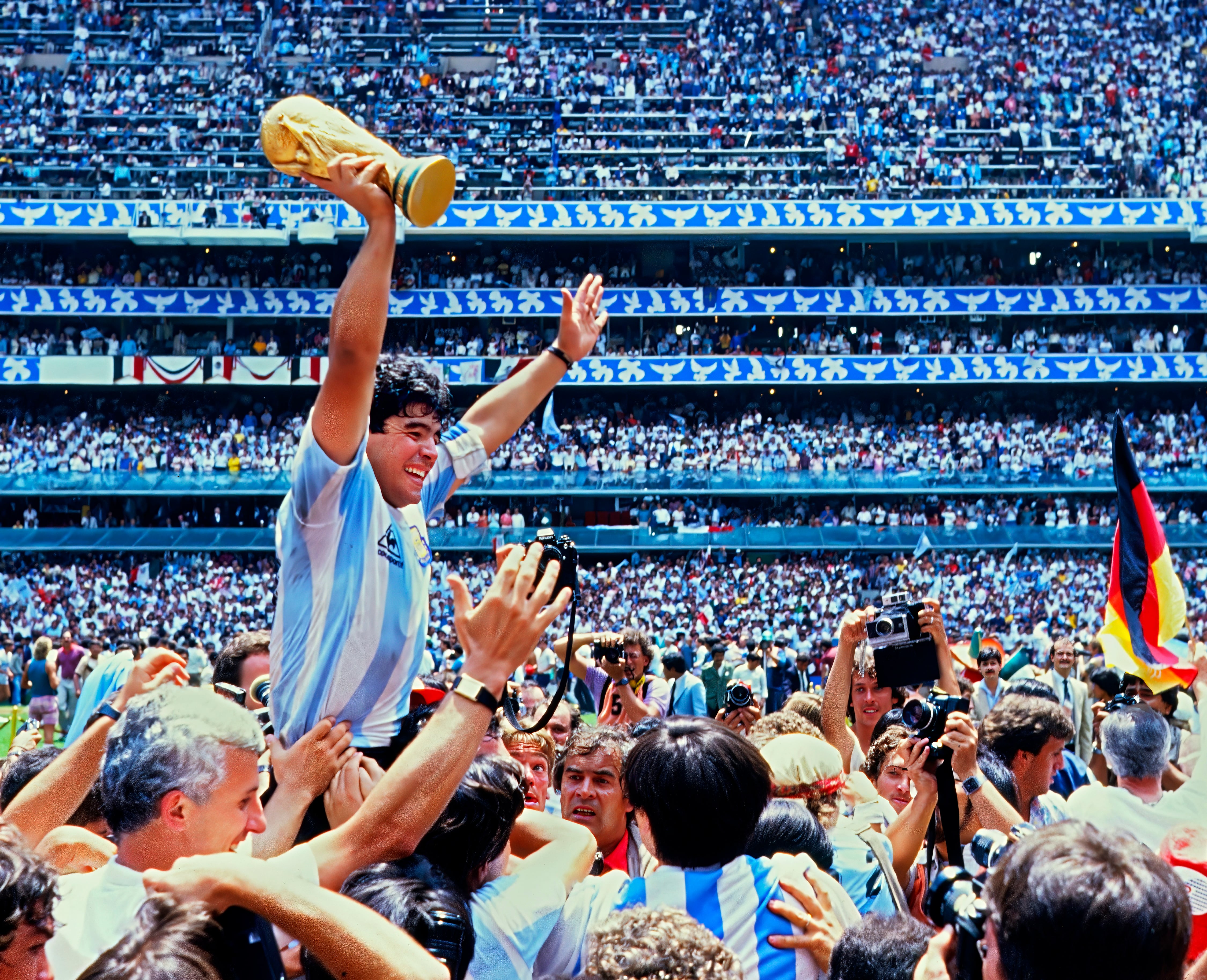 Maradona levantando la copa del Mundial 1986.