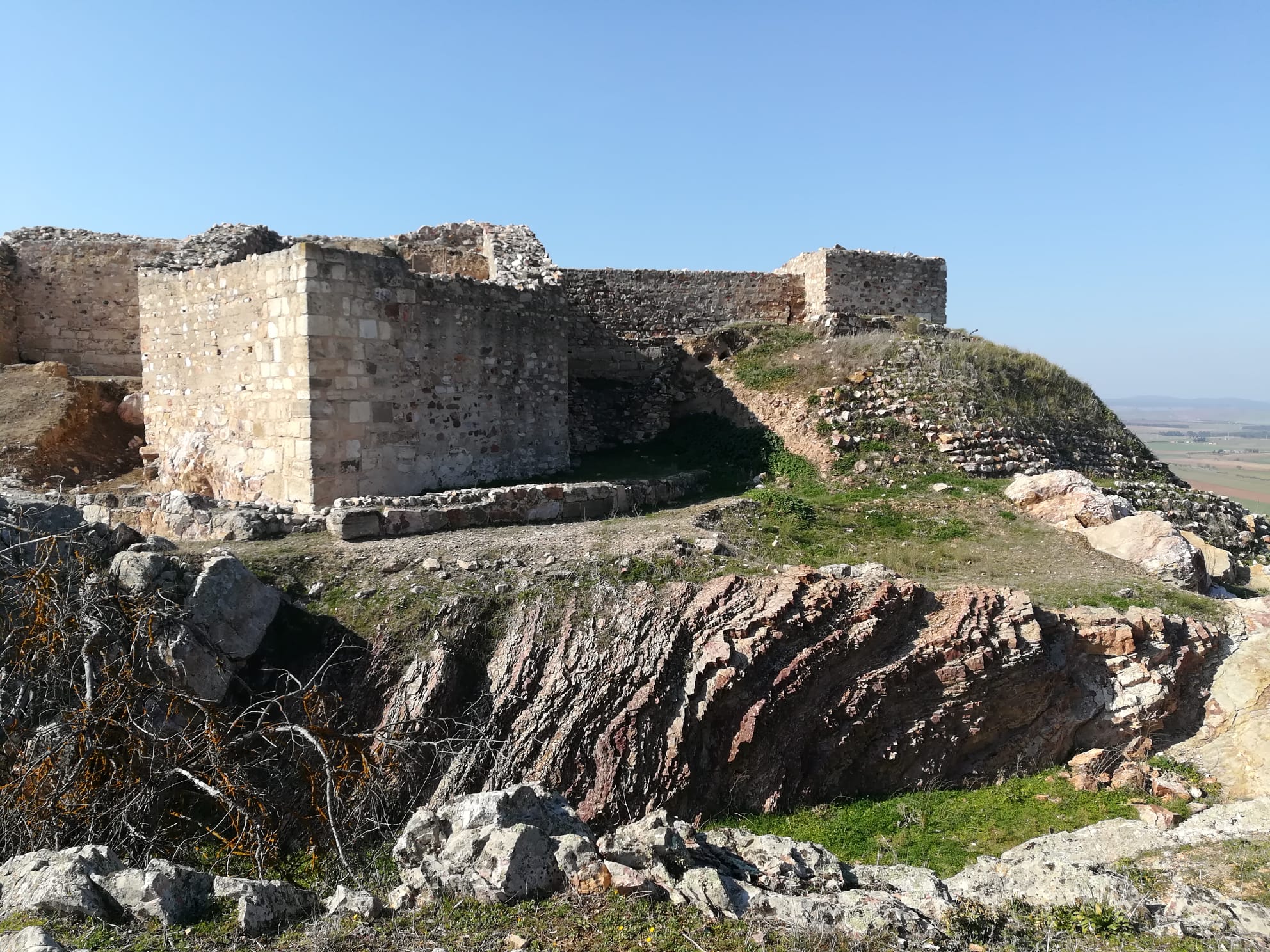 Torre pentagonal y zarpa en el yacimiento arqueológico de Alarcos ( Ciudad Real )