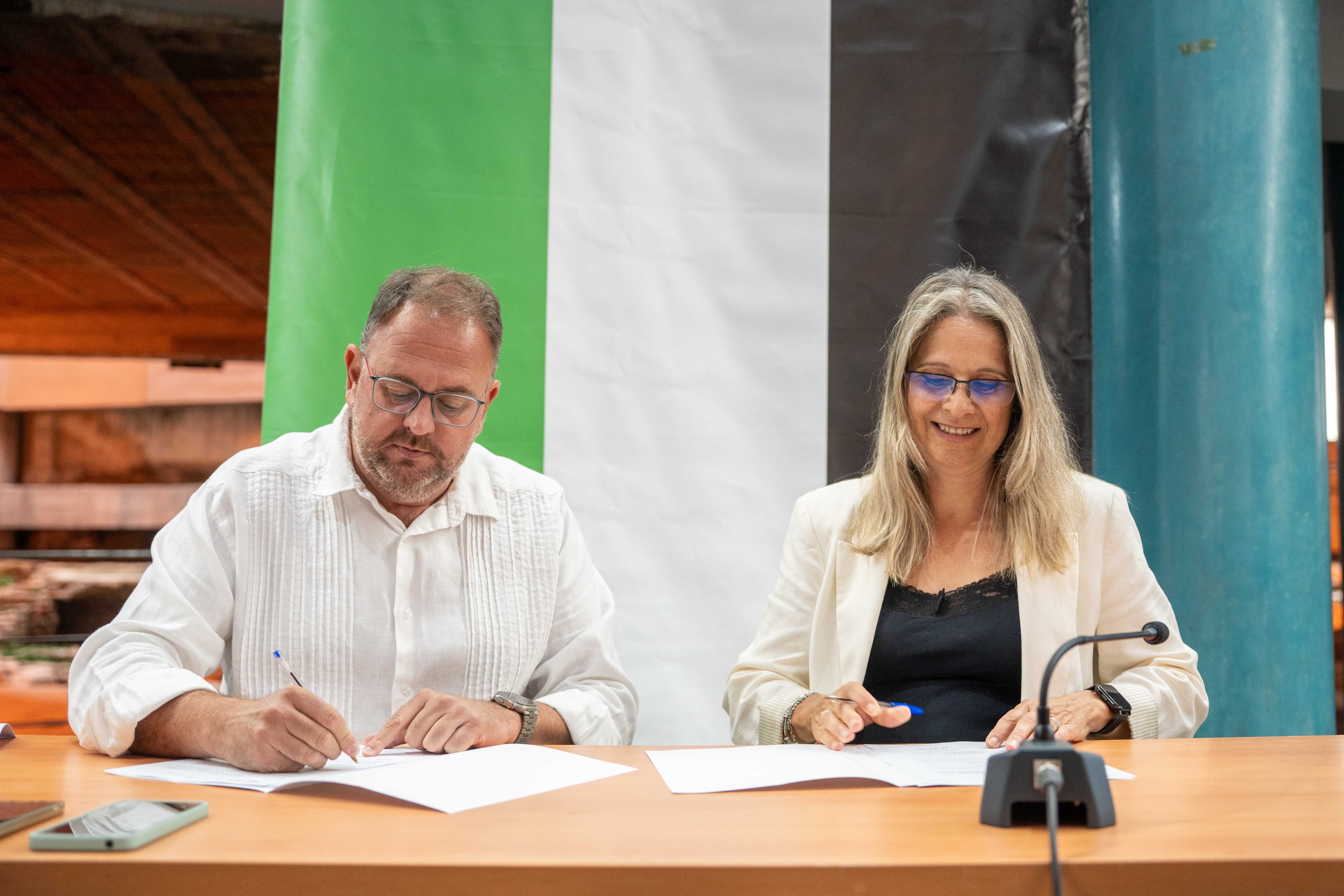 Firma del convenio entre el Ayuntamiento de Mérida y UNRWA