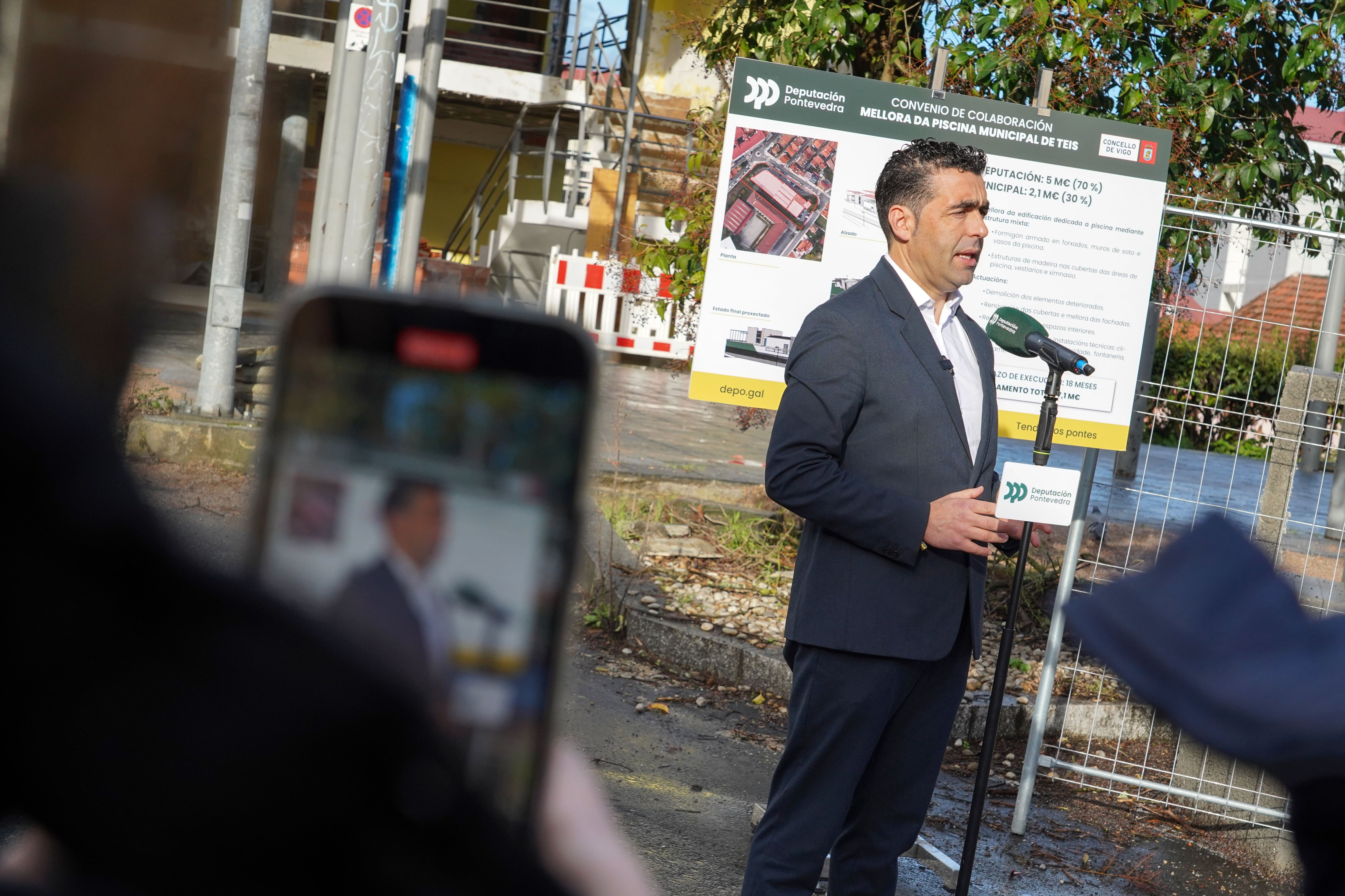 Luis López este lunes en las obras de la piscina de Teis
