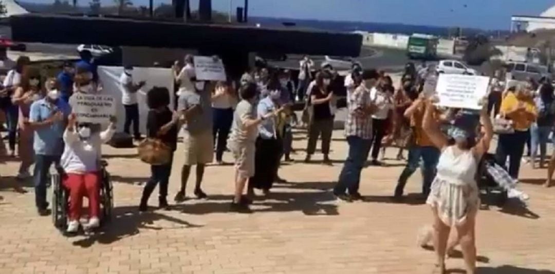 Concentración de familiares y usuarios de ADISLAN frente al Cabildo de Lanzarote.