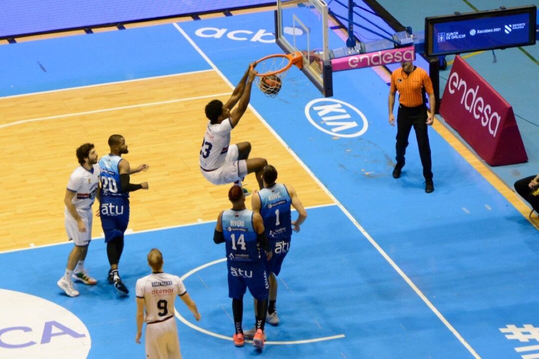 Steven Enoch hace un mate en la canasta del San Pablo Burgos