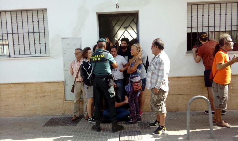 Instantes previos al desahucio ejecutado en Chiclana
