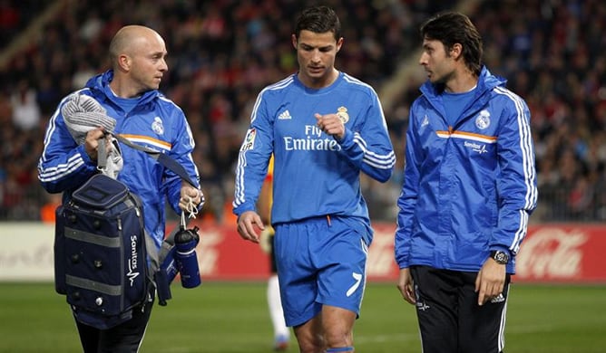 El delantero portugués del Real Madrid Cristiano Ronaldo, tras retirarse lesionado en su partido ante el Almería correspondiente a la decimocuarta jornada de Liga de Primera División.