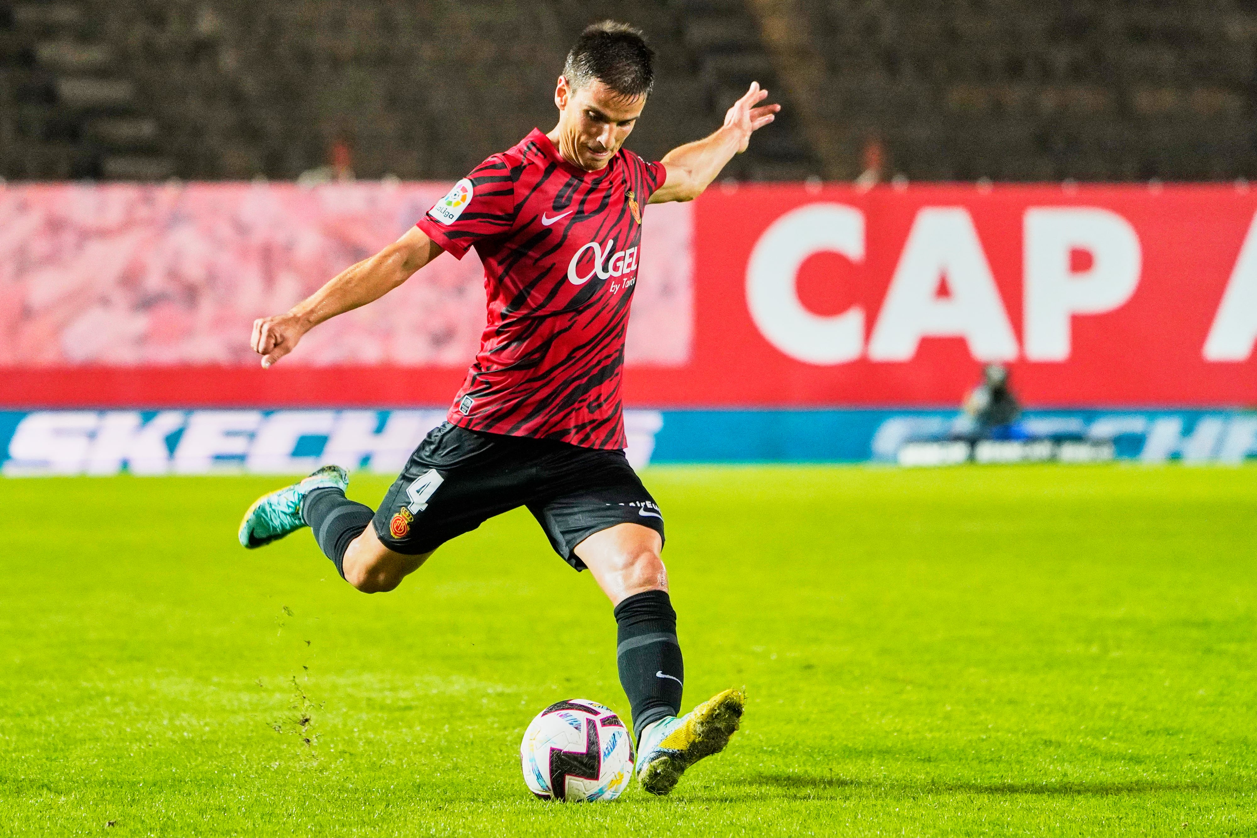 Iñigo Ruiz de Galarreta en una acción esta temporada con el RCD Mallorca