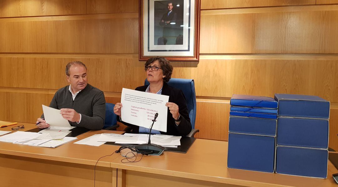 Manuel Carrera, teniente de alcalde, y Eva García de la Torre, alcaldesa de O Porriño.