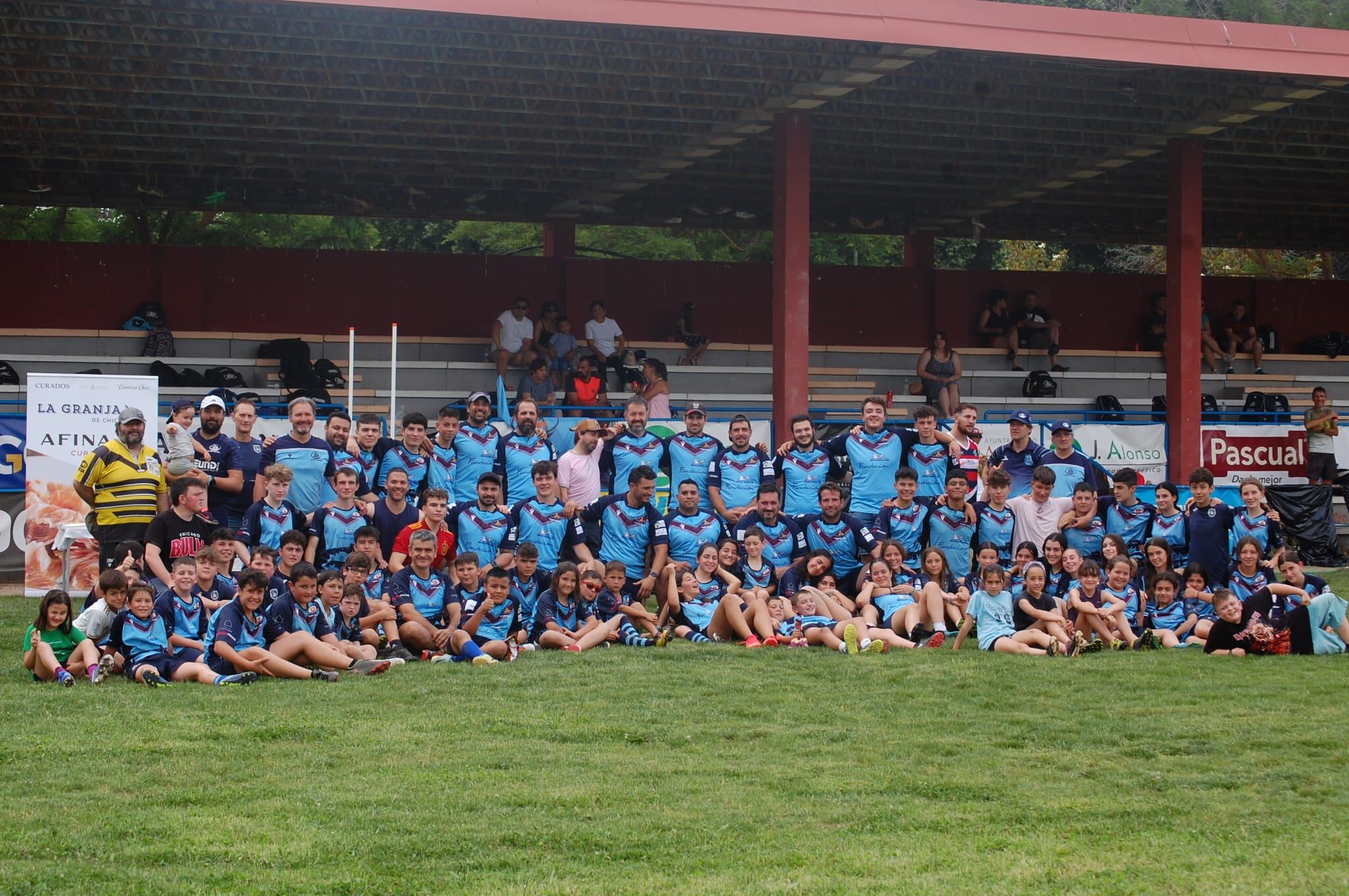 Foto de familia de todas las categorías e integrantes del Rugby Aranda