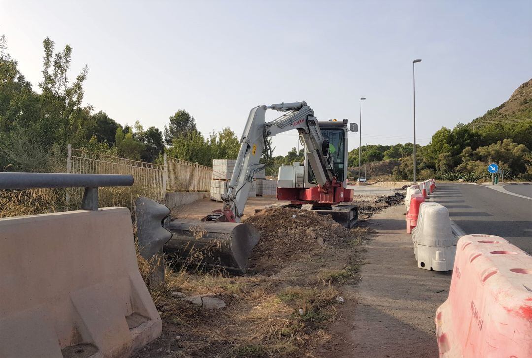 Construcción del aparcamiento de proximidad en el acceso a Elda por la CV-83