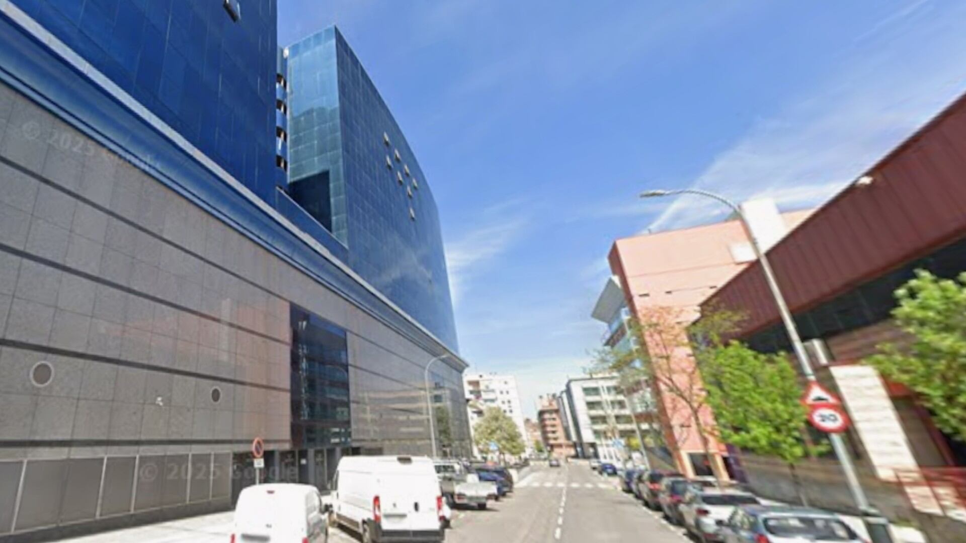 El antiguo edificio de Ericsson en Fuenlabrada junto al Ayuntamiento