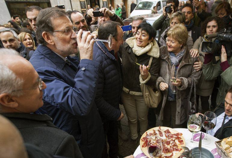 El presidente del Fobierno y candidato del PP a la reelección , Mariano Rajoy (c), durante su visita hoy a Logroño, acompañado por el presidente del PP en Logroño, Pedro Sanz (3iz) y el presidente del Gobierno riojano, José Ignacio Ceniceros(iz), prueba u