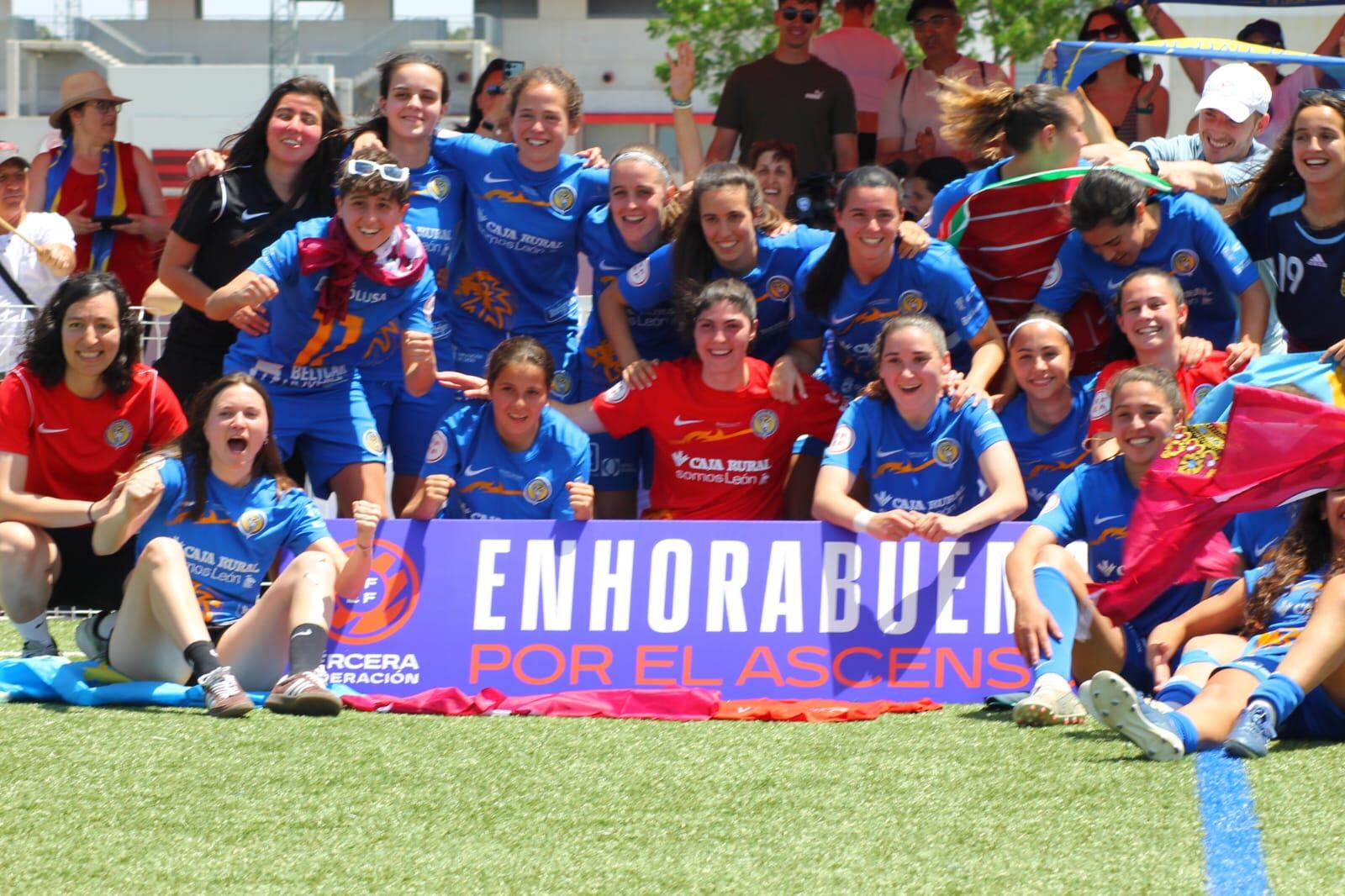 Las jugadoras del Olímpico festejan el ascenso de categoría