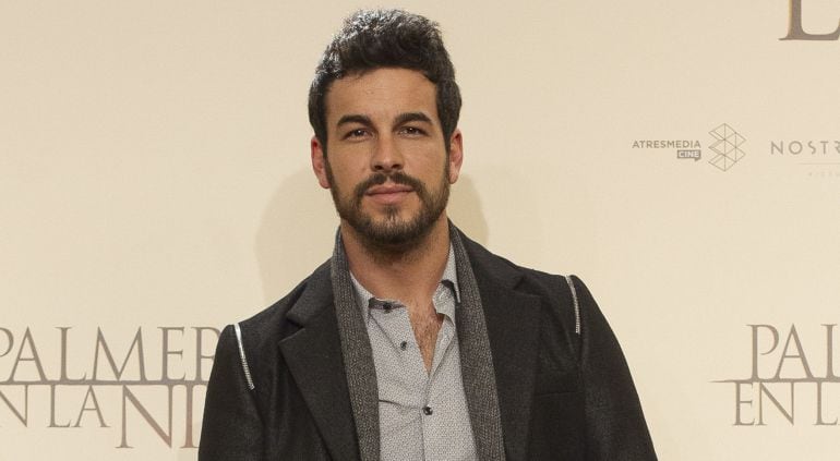 Mario Casas posa para los fotógrafos en el hotel Palace en la presentación de &#039;Palmeras de papel&#039; ante la prensa