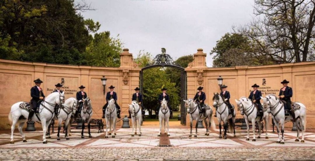 Jinetes de la Real Escuela frente al Palacio del Recreo de las Cadenas