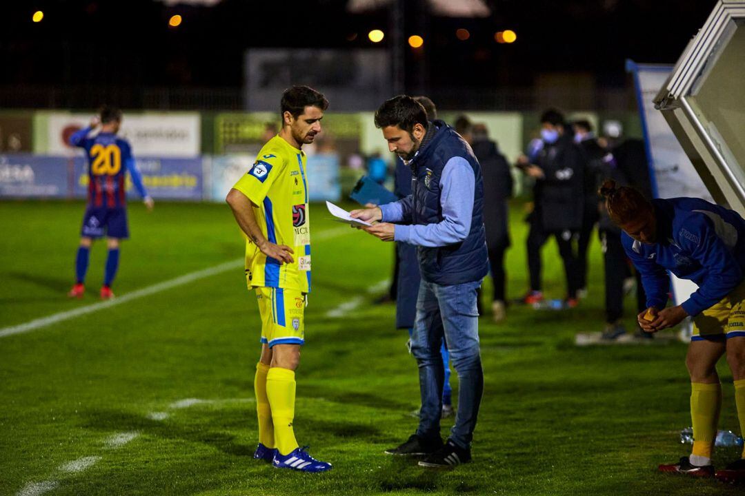 El entrenador de la Arandina, Álex Izquierdo, junto a arandino Zazu en el reciente encuentro en La Albuera.