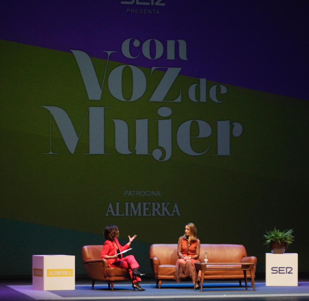 Patri Psicóloga conversa con Lourdes Lancho sobre el escenario del Teatro de la Universidad Laboral.