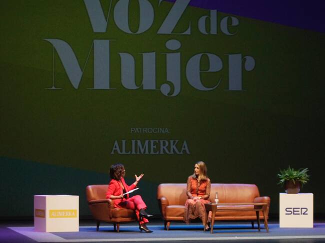 Patri Psicóloga conversa con Lourdes Lancho sobre el escenario del Teatro de la Universidad Laboral.