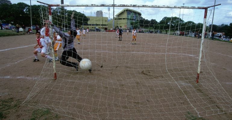 Unos niños disputan un partido de fútbol en una imagen de archivo.