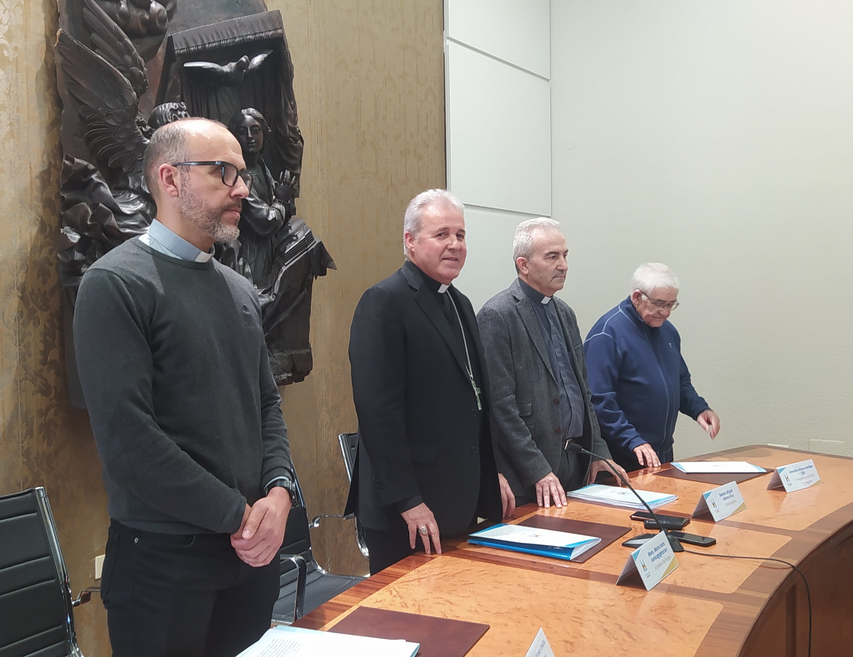 El arzobispo de Burgos, Mario Iceta (2ºizda) ha explicado el presunto cisma provocado por las monjas clarisas de Belorado y Orduña