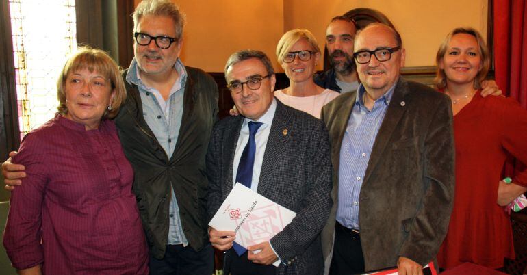 L'alcalde de Lleida, Àngel Ros, acompanyat de bona part del seu equip de govern, amb plenes mostres de satisfacció després d'informar sobre l'arxiu de la denúncia presentada per l'exprimera tinent d'alcalde Marta Camps, el 27 d'octubre de 2015.