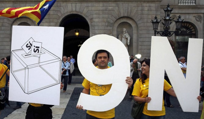 Varios centenares de personas concentrados en la plaza de Sant Jaume de Barcelona a favor de la independencia