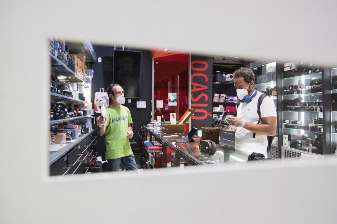 Esta asociación empresarial reconoce en un comunicado que "el estado de alarma ha sido necesario y eficaz para contener la pandemia, evitar el colapso sanitario y concienciar a los ciudadanos sobre la gravedad del virus y la necesidad de adoptar medidas para prevenir los contagios". 
 