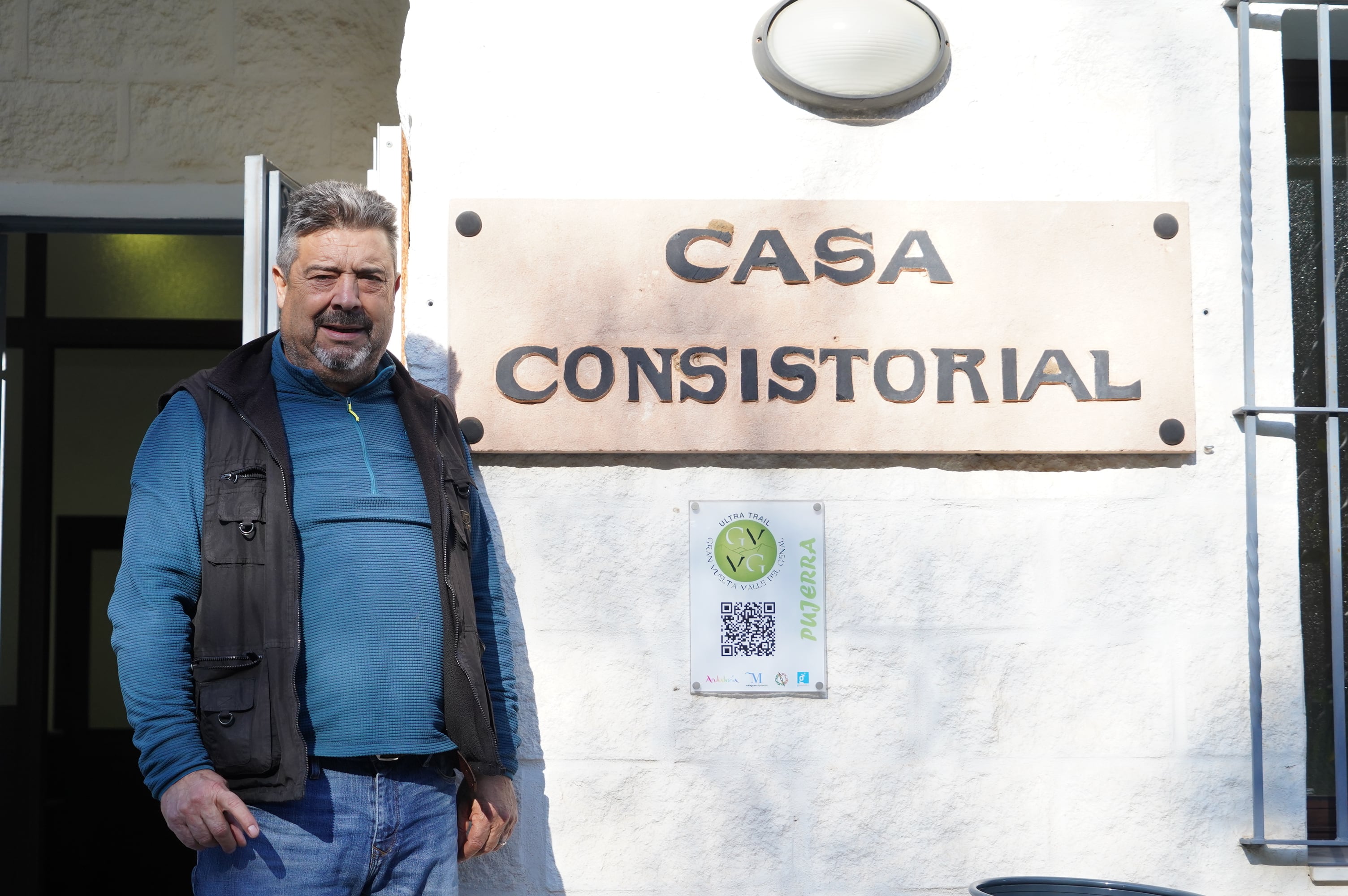 Francisco Macías en la puerta del Ayuntamiento de Pujerra